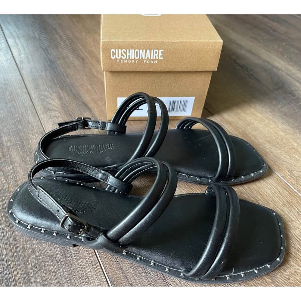 CUSHIONAIRE Women's Virgo flat sandal +Memory Foam (size 8)